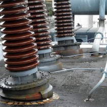 Nieszczelne połączenia kołnierzowe i śrubowe podstacji elektrycznej