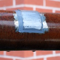 Miejscowa naprawa znacznego uszkodzenia korozyjnego rury, na której osadza się kondensat, z użyciem materiału Belzona 1212