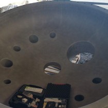 Pokrywa reaktora w zakładzie chemicznym wymagająca zabezpieczenia