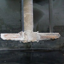 Łopata mieszadła uszkodzona pod wpływem uderzeń i ścierania