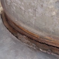 Uszkodzone i nieszczelne połączenie dachu obiektu produkcyjnego
