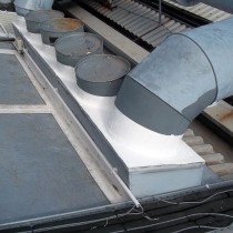 Kompleksowo wzmocnione połączenie z użyciem materiału Belzona 3111 (Flexible Membrane) zapewniającego szczelność dachu