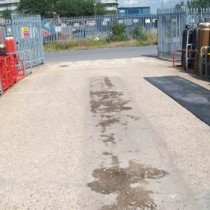 Beton z uszkodzeniami pod wpływem uderzeń podczas wyładowywania butli z gazem