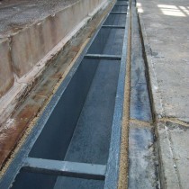 Rynna stalowa zamontowana z użyciem fug z materiału Belzona 4151 (Magma-Quartz Resin)