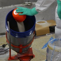 Mieszanie materiału Belzona 4154 z kruszywem