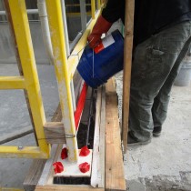 Produkt Belzona 4154 wylewany podczas odbudowy ściany 