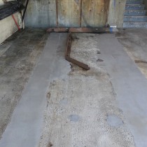 Uszkodzona betonowa strefa rozładunku naprawiona z użyciem produktu Belzona 4154 oraz produktu Belzona 4131 zastosowanego w roli warstwy wierzchniej