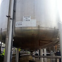 Oddziaływanie substancji chemicznych spowodowało wycieki wzdłuż podstawy zbiornika