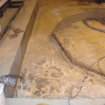 Uszkodzona betonowa strefa bezpiecznego przechowywania substancji chemicznych