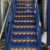 Materiał Belzona 4411 (Granogrip) w kolorach czerwonym i żółtym sygnalizujących zagrożenie