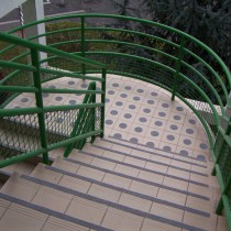 Kompleksowy system bezpieczeństwa Belzona 4411 (Granogrip) zastosowany na zwisach stopni