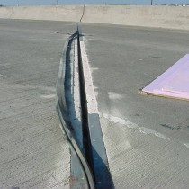Zbrojona stalą szczelina dylatacyjna na moście autostradowym o dużym natężeniu ruchu