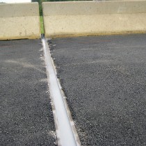 Szczelina dylatacyjna uszczelniona z użyciem produktu Belzona 4521 (Magma-Flex Fluid) przy minimalnym zakłóceniu ruchu