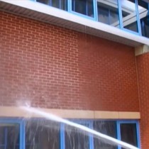 Właściwości hydrofobowe materiału Belzona 5122 (Clear Cladding Concentrate) udowadnia fragment ściany po lewej
