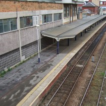 Znaczne wykruszony beton na dworcu kolejowym