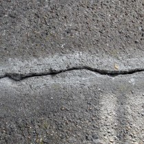 Pęknięcia betonu na balkonie po przygotowaniu powierzchni