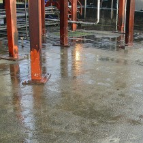 Uszkodzona dodatkowa strefa betonowa bezpiecznego przechowywania substancji chemicznych