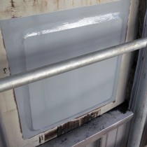 Uszkodzenie korozyjne pod izolacją naprawione z użyciem płyty spajanej i powłoki Belzona 5811 (Immersion Grade)