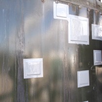 Płyty naprawcze wstępnie pokryte materiałem Belzona 5831 (ST-Barrier) zastosowano metodą spajania na zimno na obszarach uszkodzonych z użyciem spoiwa Belzona 1831 (Super UW-Metal)