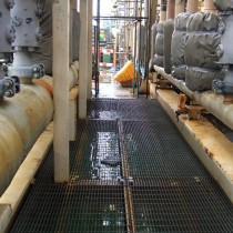 Kolektor na platformie wydobywczej ropy z uszkodzeniami powłoki farby pod wpływem warunków klimatycznych