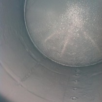 Wewnętrzne ściany zbiornika pokryte powłoką zabezpieczającą przed korozją