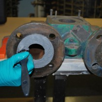 Nanoszenie na powierzchnię płynnego materiału Belzona 1111 (Super Metal)