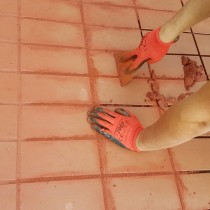 Spoinowanie płytek chemoodpornych tacy stężonego kwasu azotowego Belzona 4181