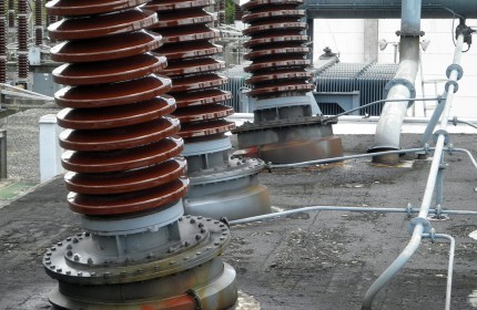 Nieszczelne połączenia kołnierzowe i śrubowe podstacji elektrycznej