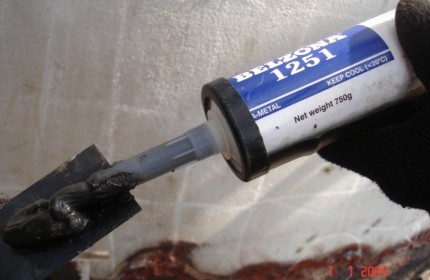 Płyty wzmacniające zespojone w miejscach uszkodzeń z użyciem materiału Belzona 1251 (HA-Metal)