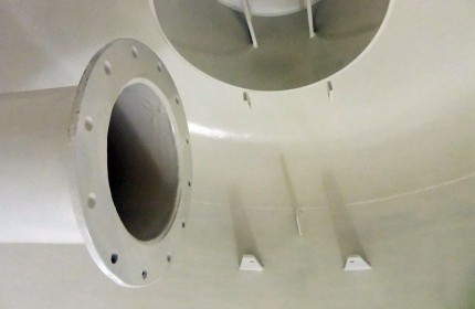 Nakładanie pierwszej powłoki z materiału Belzona 1331 we wnętrzu zbiornika procesowego