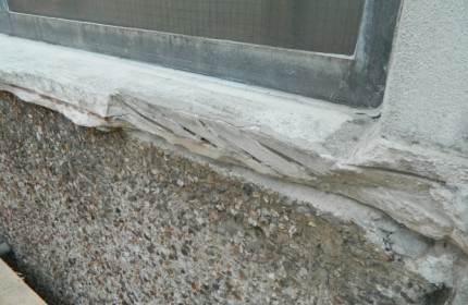 Wykruszony betonowy parapet okienny