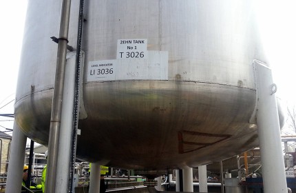 Oddziaływanie substancji chemicznych spowodowało wycieki wzdłuż podstawy zbiornika